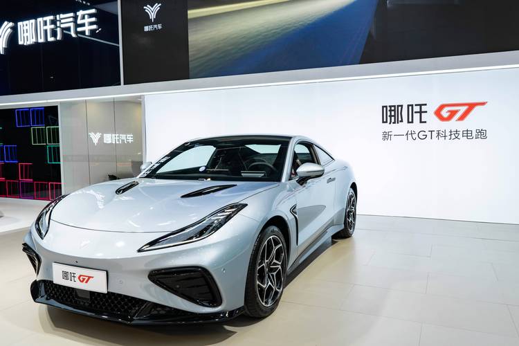 东莞290哪吒汽车在智能汽车领域的表现，领途汽车在新能源汽车市场中的影响力